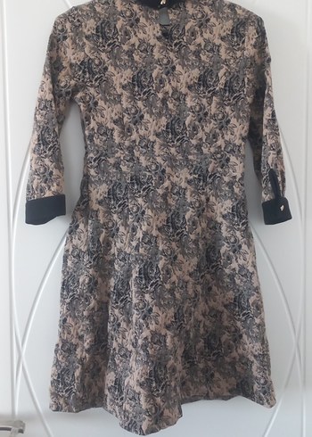 Bej ve siyah  tonlarında çiçek desenli Midi Elbise - Görsel 2