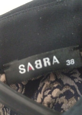 Bej ve siyah  tonlarında çiçek desenli Midi Elbise - Görsel 4