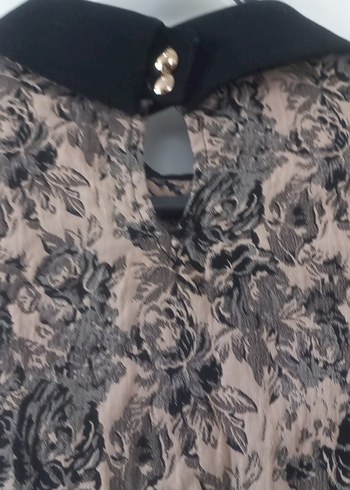 Bej ve siyah  tonlarında çiçek desenli Midi Elbise - Görsel 3