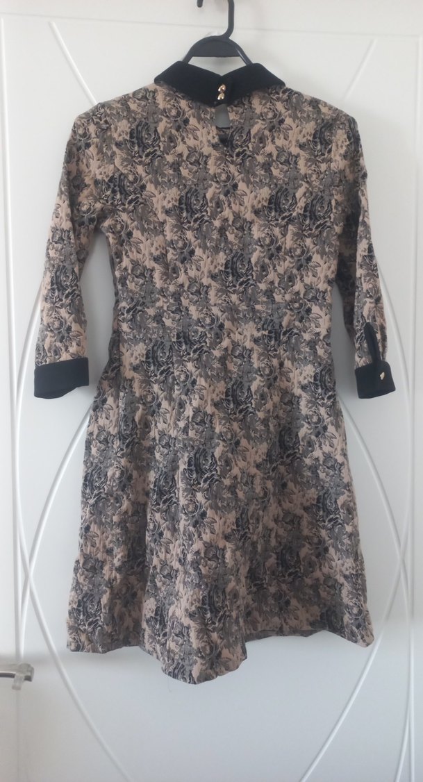 Bej ve siyah  tonlarında çiçek desenli Midi Elbise - Görsel 2