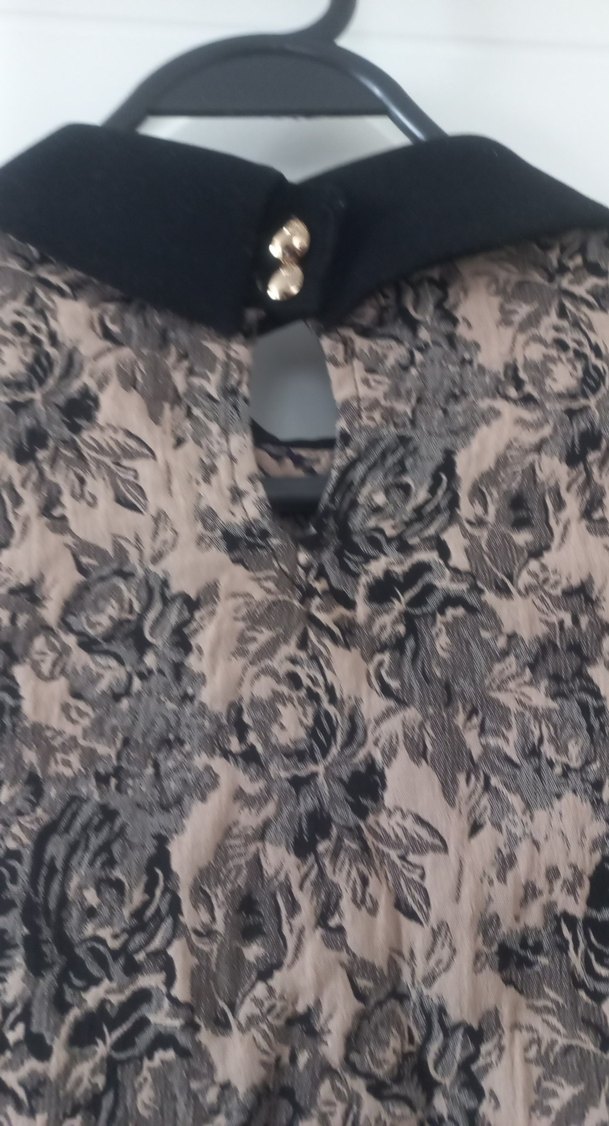 Bej ve siyah  tonlarında çiçek desenli Midi Elbise - Görsel 3