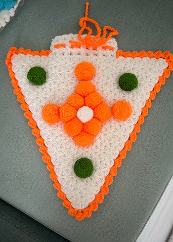 Nakışlı Beyaz Parlak Bebek Önlüğü - Görsel 4