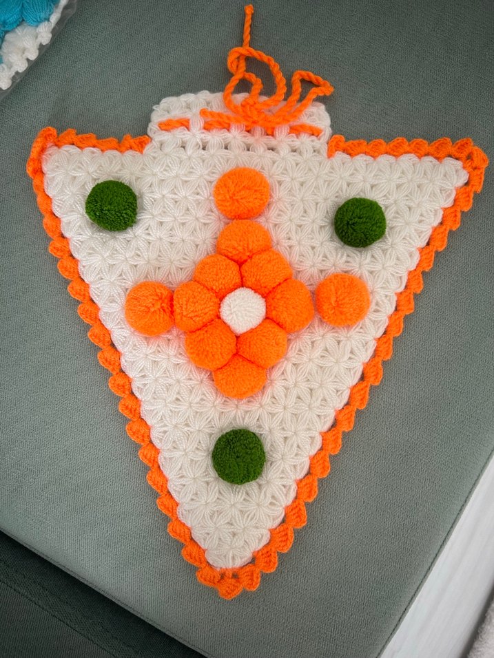 Nakışlı Beyaz Parlak Bebek Önlüğü - Görsel 4