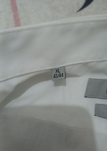 Düğmeli Beyaz gömlek - Görsel 3