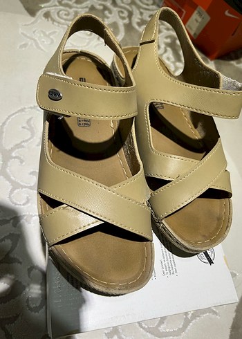 Bej Deri Dolgu Topuklu Kadın Sandalet - Görsel 2