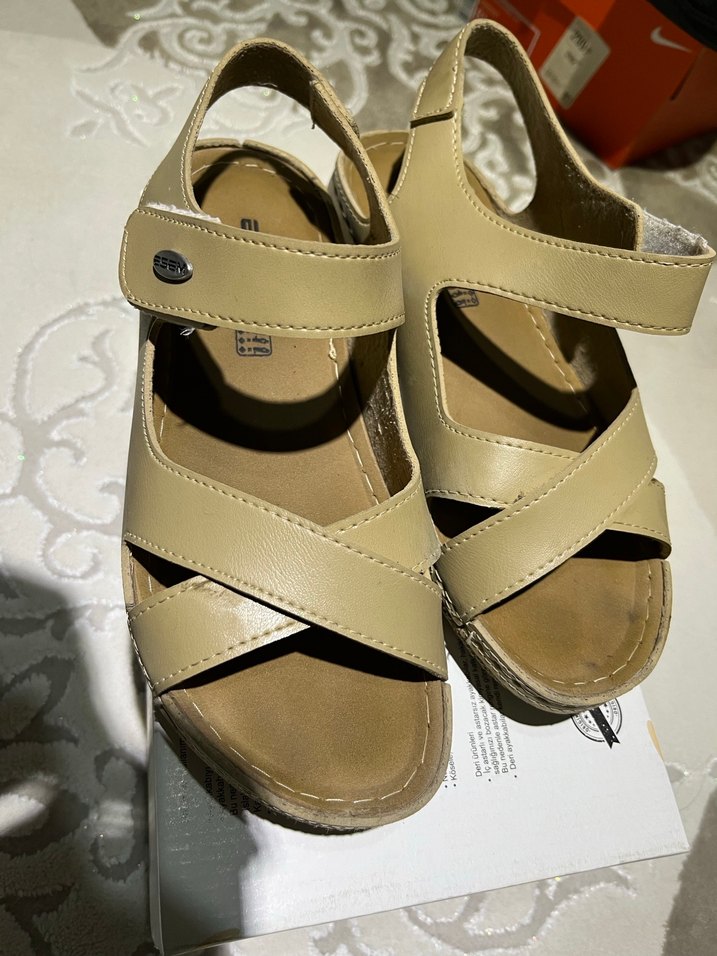 Bej Deri Dolgu Topuklu Kadın Sandalet - Görsel 2