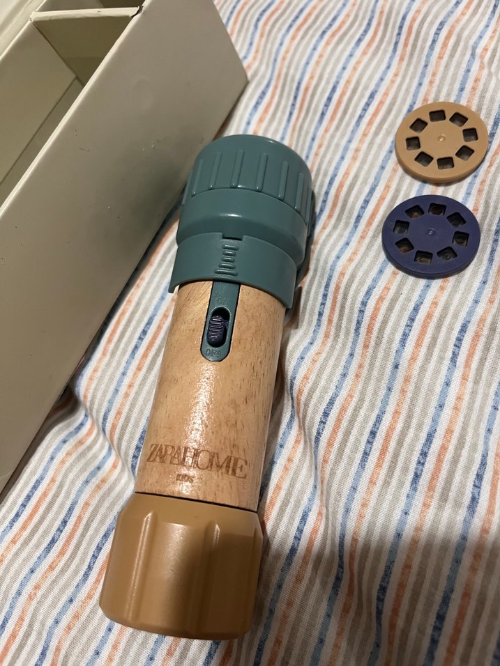 Zara home kids Ahşap Projeksiyonlu El Feneri Oyuncak - Görsel 3