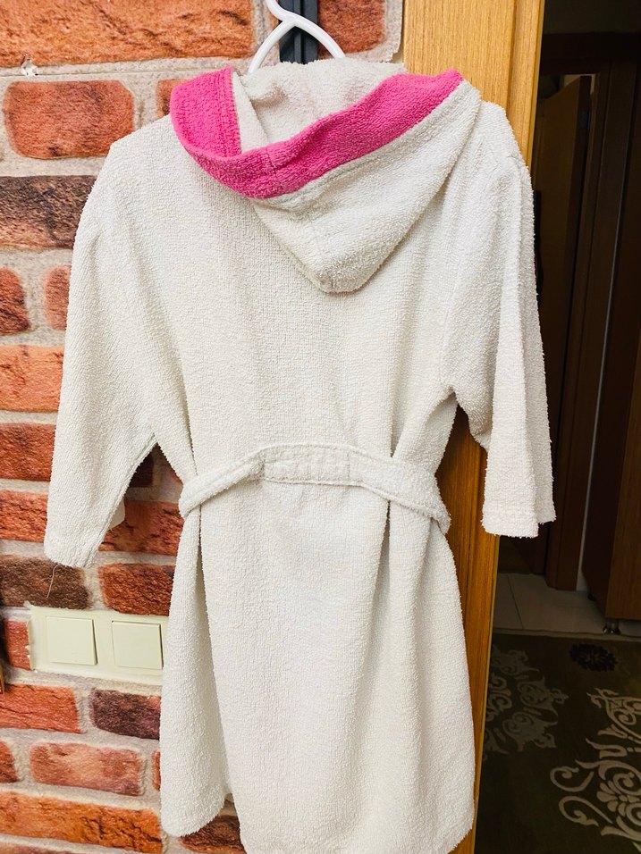 Kız Çocuk Pembe Kapüşonlu Bornoz ve Pijama Seti - Görsel 5