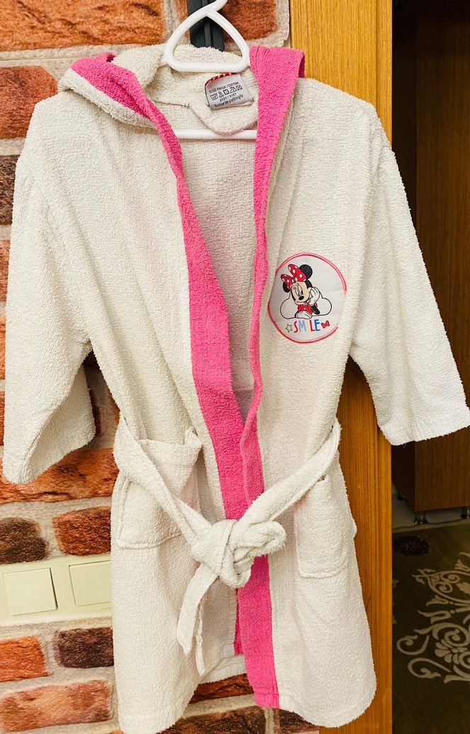 Kız Çocuk Pembe Kapüşonlu Bornoz ve Pijama Seti - Görsel 3