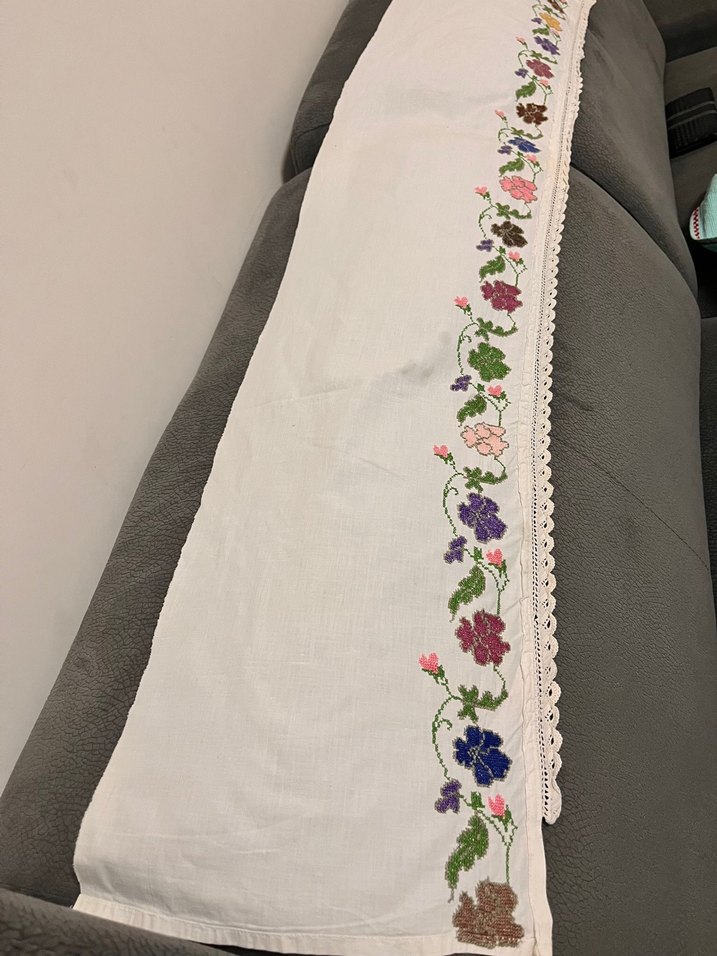 Çiçek Nakışlı Dantel Kenarlı Kumaş - Görsel 2