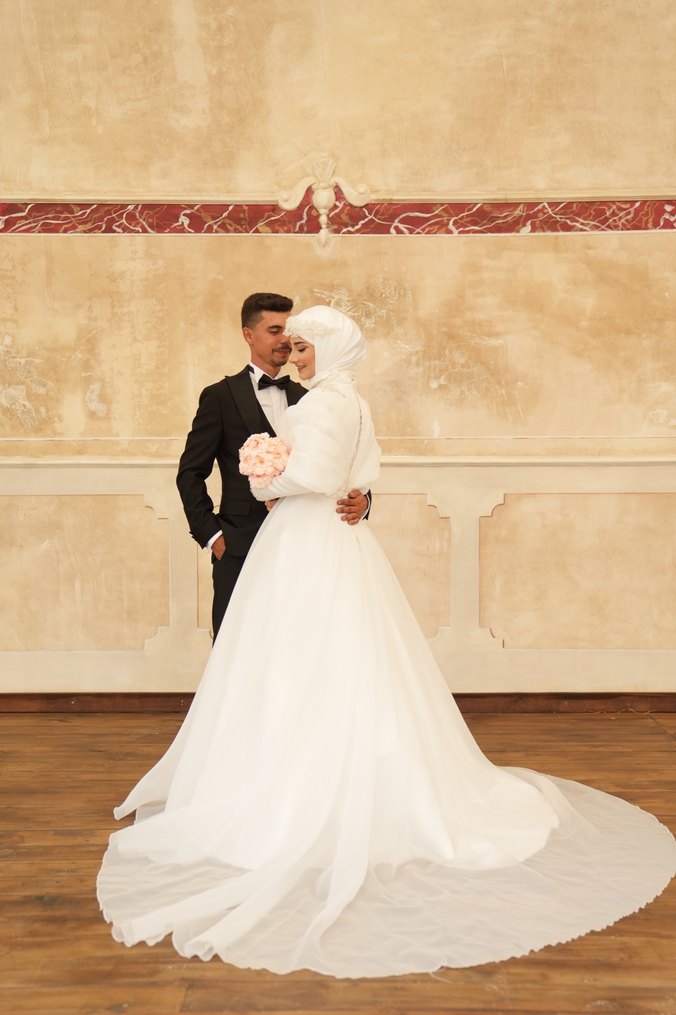 Yüksek Yakalı Beyaz Tesettür Nişan Elbisesi - Görsel 3