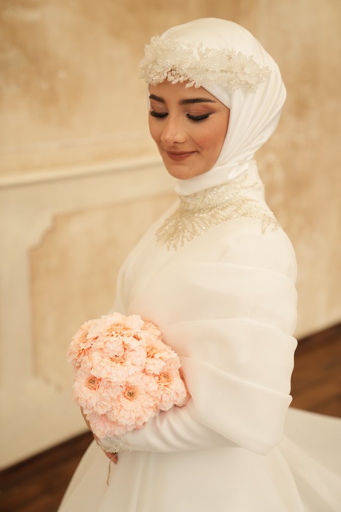 Yüksek Yakalı Beyaz Tesettür Nişan Elbisesi - Görsel 2