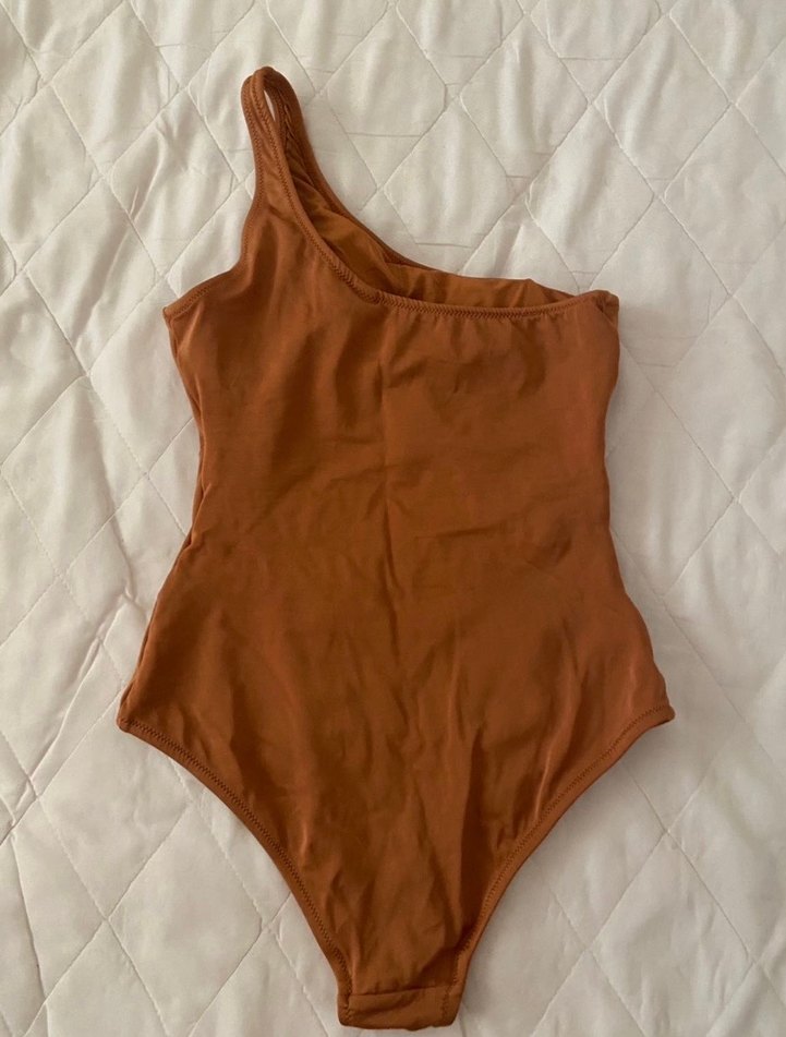 Kahverengi Asimetrik Tek Omuzlu Mayo - Görsel 2