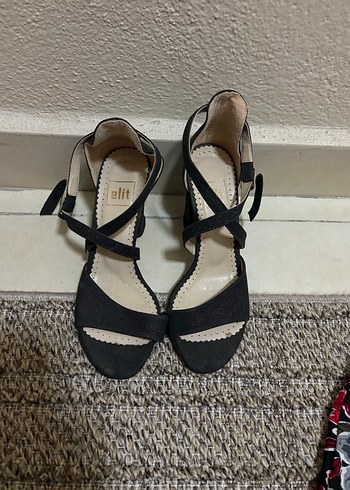 Siyah parlak simli çapraz bantlı abiye ayakkabı - Görsel 2