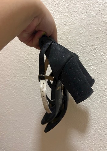 Siyah parlak simli çapraz bantlı abiye ayakkabı - Görsel 3