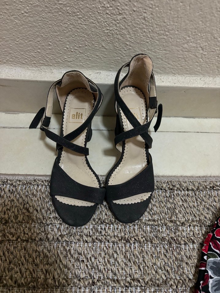 Siyah parlak simli çapraz bantlı abiye ayakkabı - Görsel 2