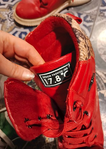 Kırmızı Yılan Desenli Deri Bağcıklı Topuklu Bot - Görsel 2