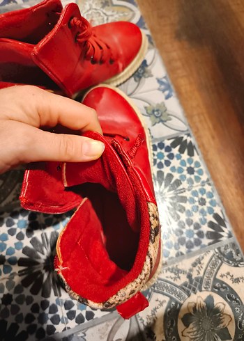 Kırmızı Yılan Desenli Deri Bağcıklı Topuklu Bot - Görsel 4