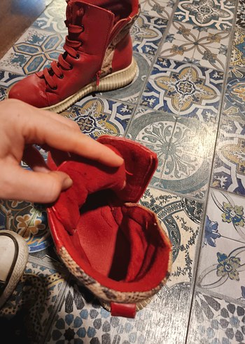 Kırmızı Yılan Desenli Deri Bağcıklı Topuklu Bot - Görsel 3