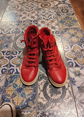 Kırmızı Yılan Desenli Deri Bağcıklı Topuklu Bot - Görsel 5