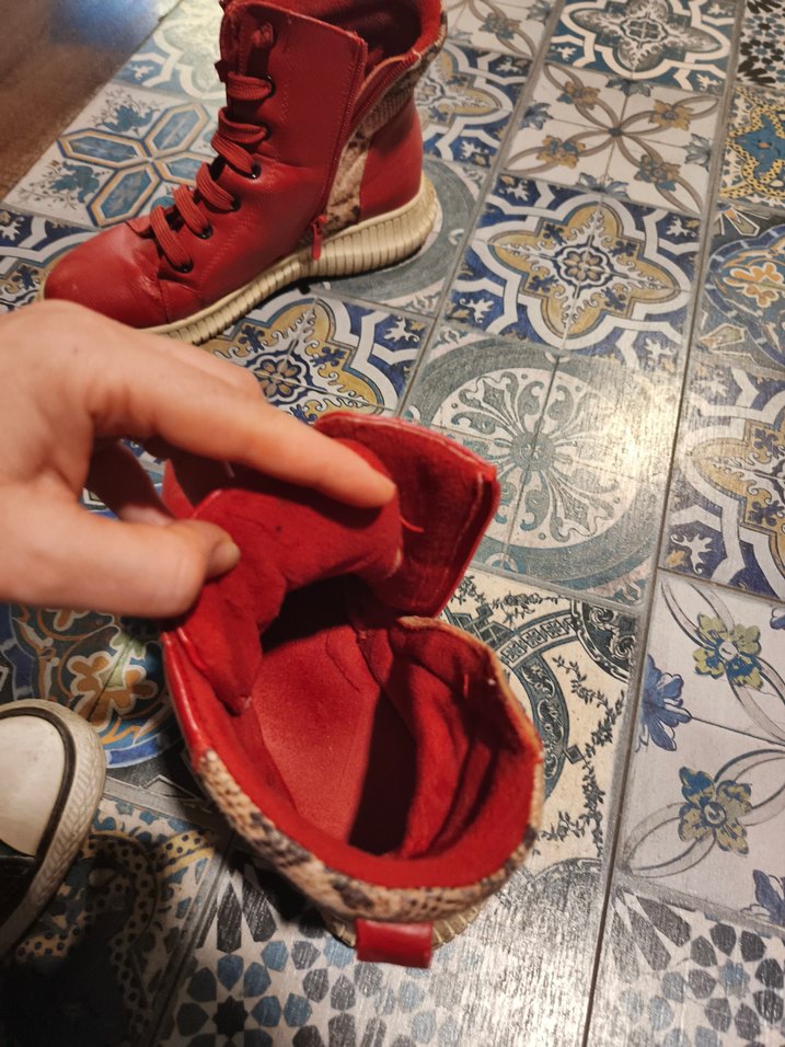 Kırmızı Yılan Desenli Deri Bağcıklı Topuklu Bot - Görsel 3