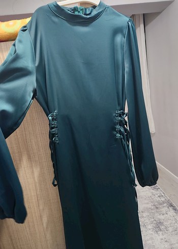 Uzun zümrüt renk saten bağlamalı elbise - Görsel 2