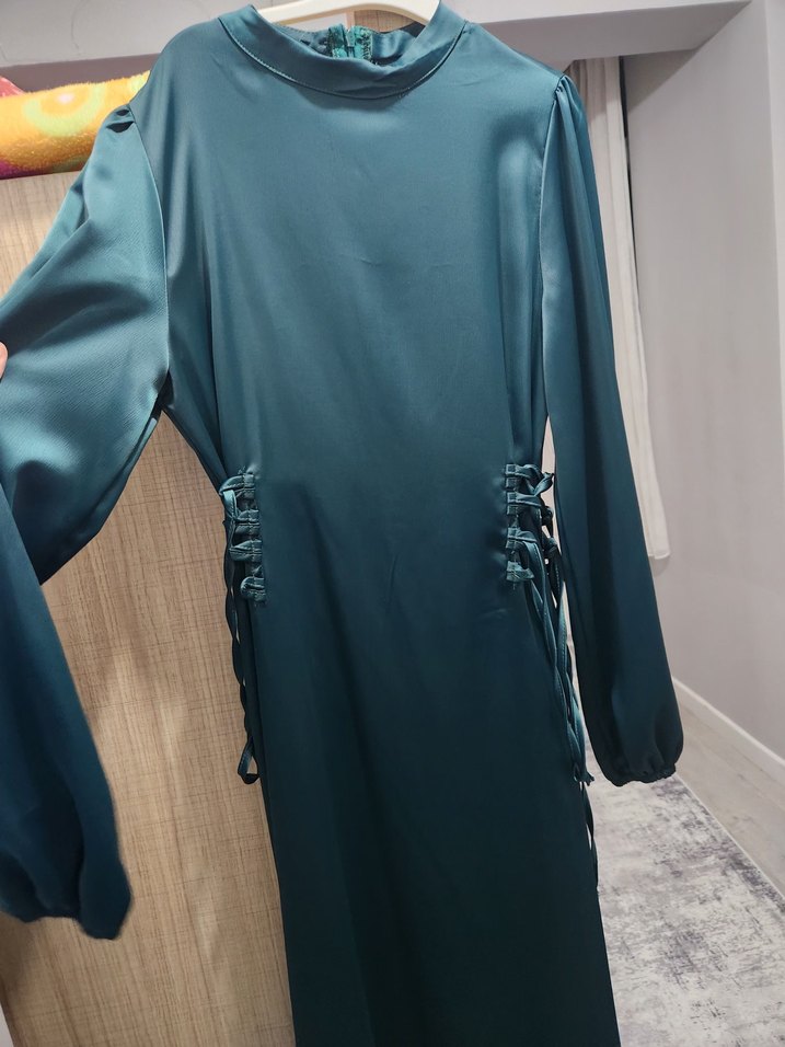 Uzun zümrüt renk saten bağlamalı elbise - Görsel 2