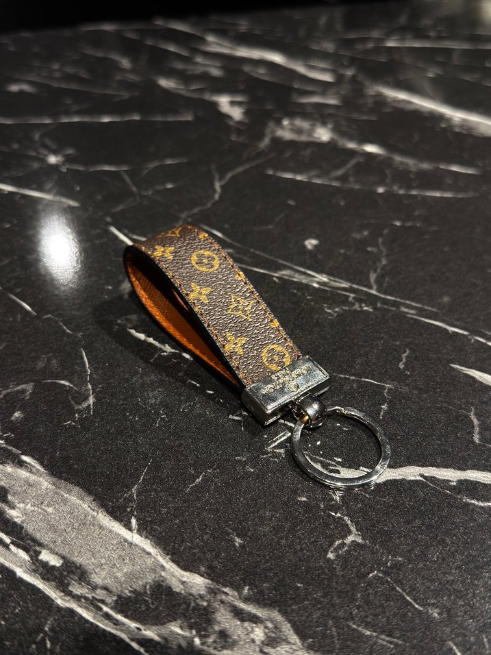 LV BASKILI ANAHTARLIK - Görsel 2