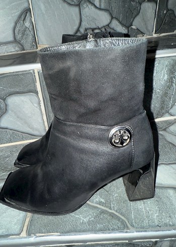 Kadın Siyah Deri Tokalı Topuklu Bot - Görsel 3