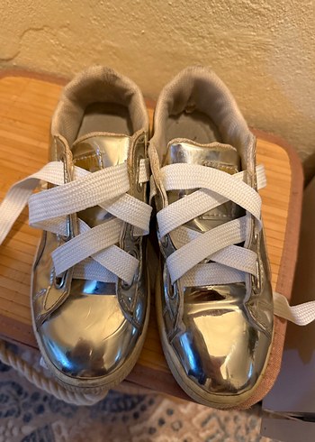 Kadın Gri Parlak Metal Tokalı Spor Ayakkabı - Görsel 2