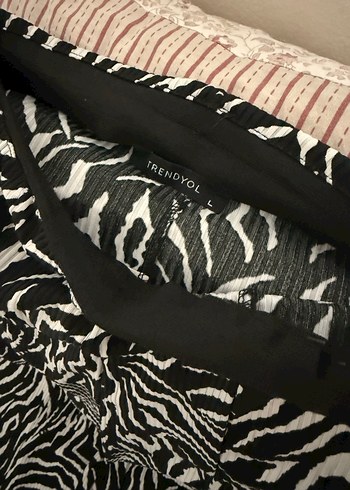 Kadın Siyah Zebra Desenli Pileli İspanyol Paça Pantolon - Görsel 2