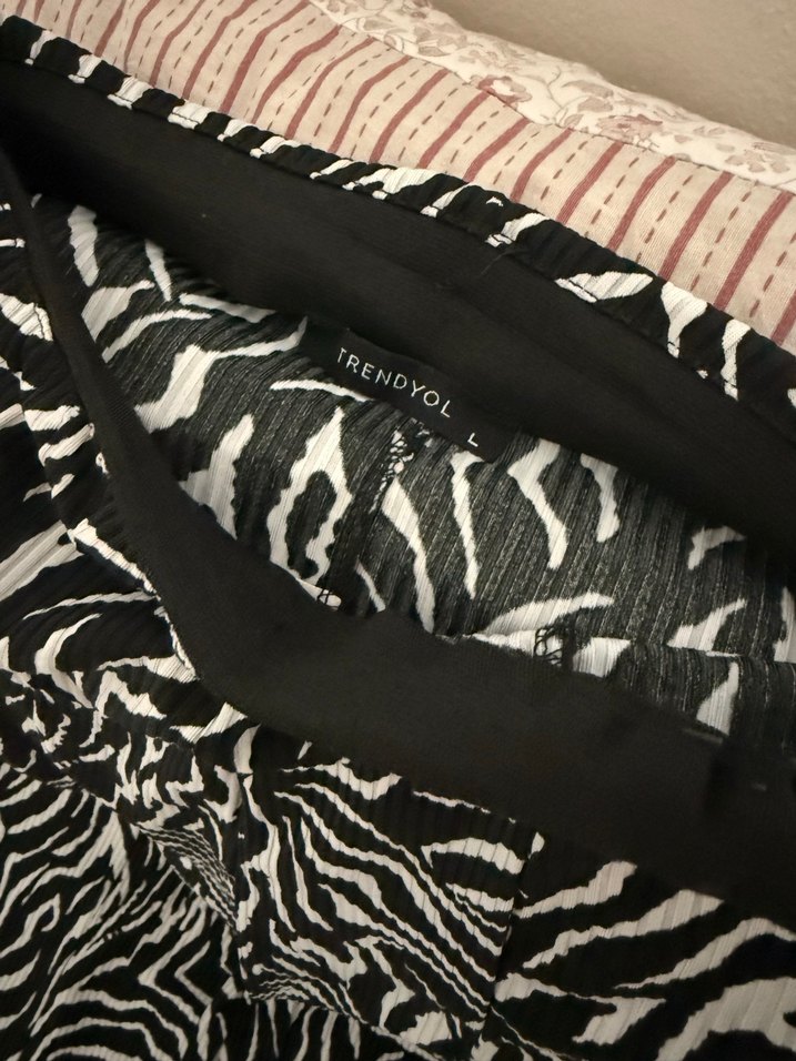 Kadın Siyah Zebra Desenli Pileli İspanyol Paça Pantolon - Görsel 2