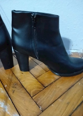 Siyah Minimalist  Kadın Bot - Görsel 3