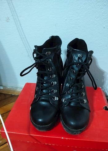 Tokalı Siyah Platform Topuklu Gotik Kadın Bot - Görsel 2