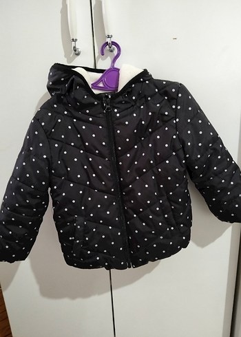 Kız Çocuk Siyah Kapüşonlu Puantiyeli Mont - Görsel 2