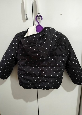 Kız Çocuk Siyah Kapüşonlu Puantiyeli Mont - Görsel 3