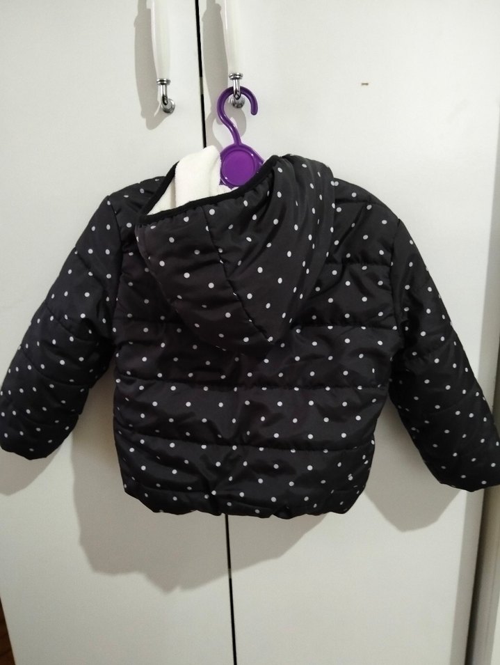 Kız Çocuk Siyah Kapüşonlu Puantiyeli Mont - Görsel 3