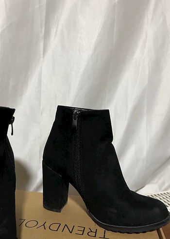 Tokalı Siyah Süet Topuklu Kadın Bot - Görsel 4