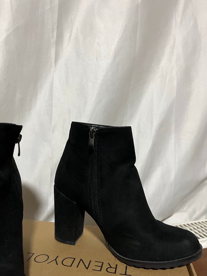 Tokalı Siyah Süet Topuklu Kadın Bot - Görsel 4