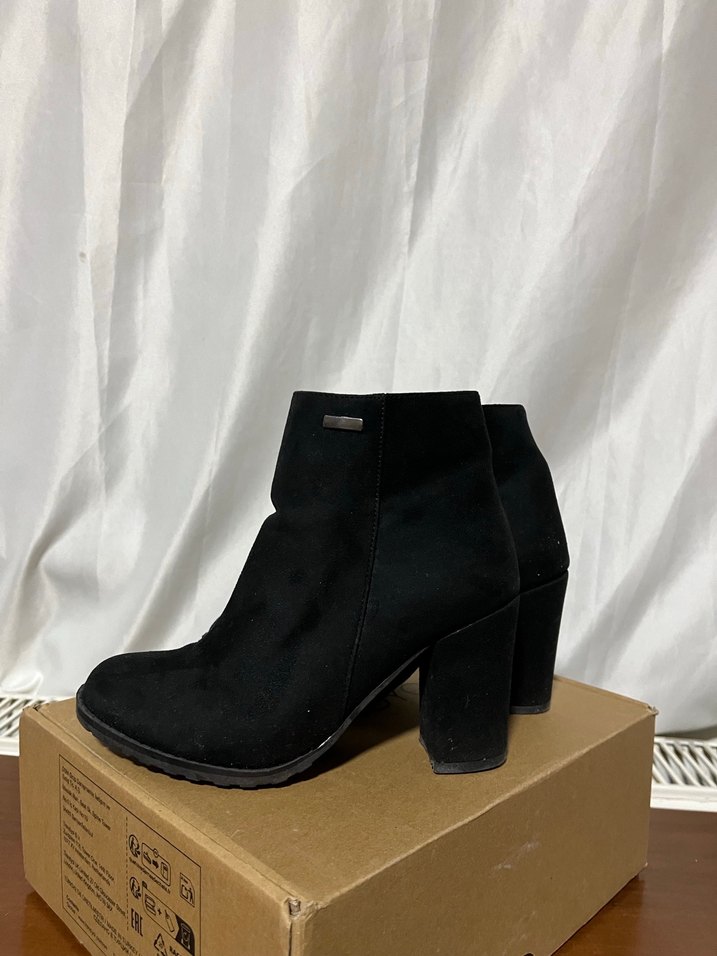 Tokalı Siyah Süet Topuklu Kadın Bot - Görsel 2