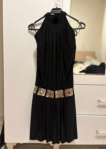 Siyah boğazlı sırtı açık desenli elbise - Görsel 2