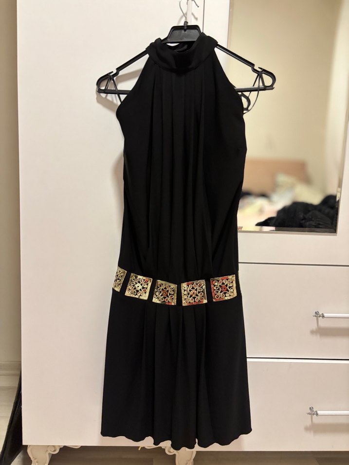 Siyah boğazlı sırtı açık desenli elbise - Görsel 2