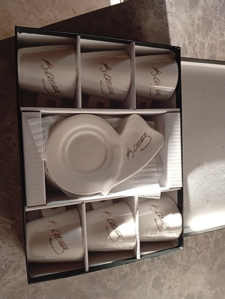 Beyaz İmza Detaylı 6'lı Fincan ve Tabağı Seti - Görsel 3