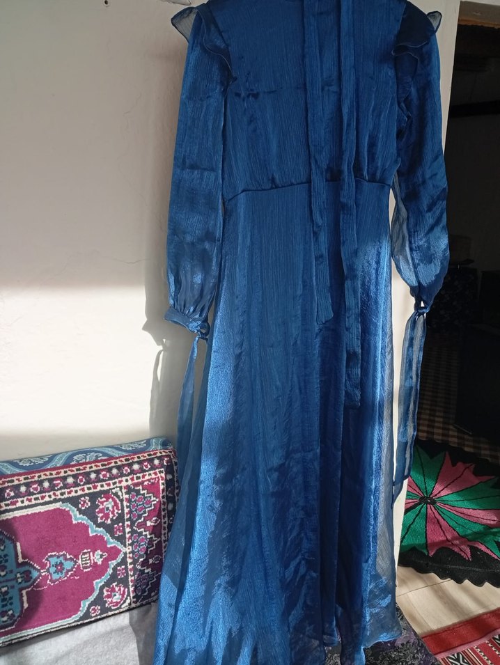 Mavi Parlak Uzun Drapeli Kadın Elbise başörtüsü mevcut - Görsel 5