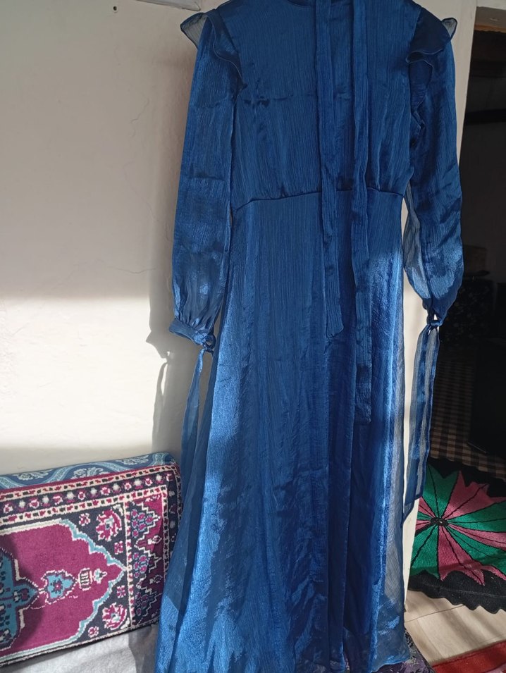 Mavi Parlak Uzun Drapeli Kadın Elbise başörtüsü mevcut - Görsel 4