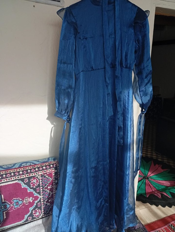 Mavi Parlak Uzun Drapeli Kadın Elbise başörtüsü mevcut - Görsel 3