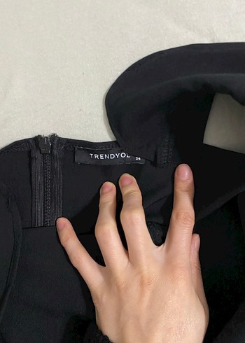 V Yaka Fırfırlı Siyah Midi Elbise - Görsel 4