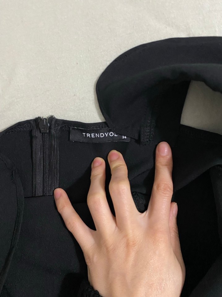 V Yaka Fırfırlı Siyah Midi Elbise - Görsel 4