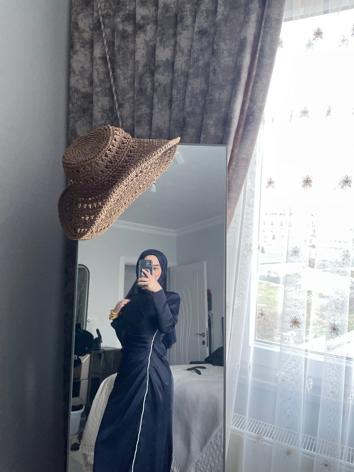 Uzun Lacivert Drapeli Saten Elbise - Görsel 3