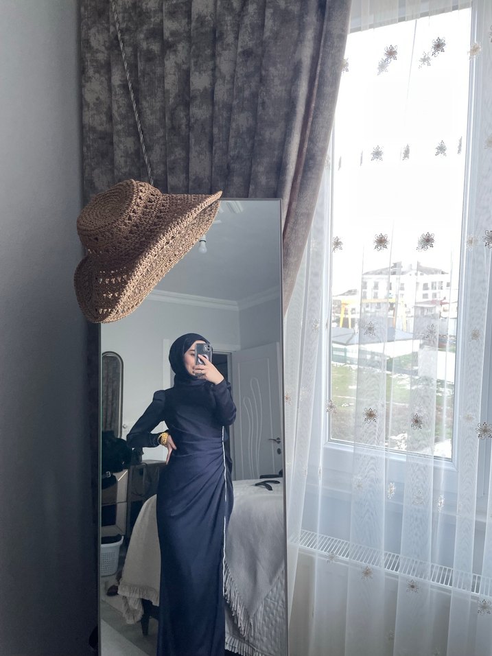 Uzun Lacivert Drapeli Saten Elbise - Görsel 2